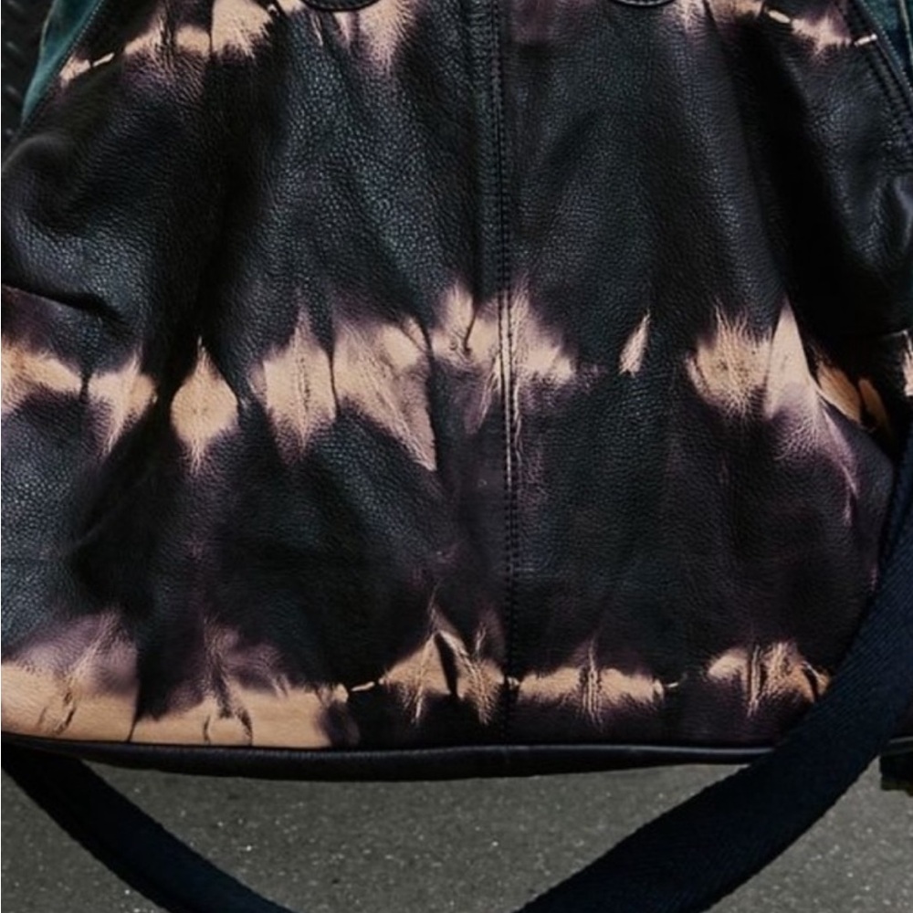 Brand new Free People Shibori Willow Leather Bag with wood handle/shoulder strap - Picture 2 of 4
